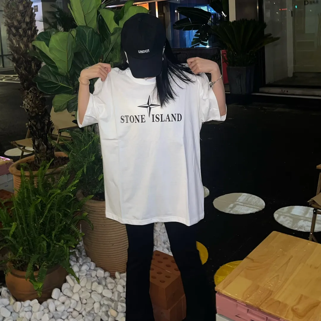W628#P110💰 [Stone lsland/Stone Island summer new chest darts English printed pattern short-sleeved T-shirt] ⚠️[Original creation with high control of details] - Made of 260g combed cotton 32 count double yarn, soft and comfortable to the touch, sweat-absorbent and breathable. - Simple basic and versatile style, original single quality, the first choice for couples. - Made in a large factory, four needles and five threads on the shoulder, neatly arranged, high quality workmanship. - Same style for men and women. Very versatile, one piece for everyone, details are clearly visible. Color: Black White Size: M L
